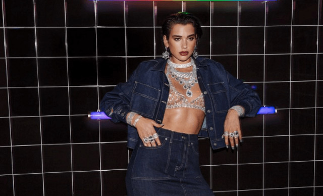 Η Dua Lipa με κομψό look σε βραδινή έξοδο με τον νέο της σύντροφο