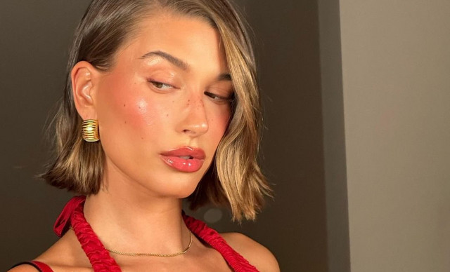 Hailey Bieber: Το viral strawberry makeup της είναι η νέα τάση του TikTok