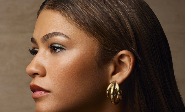 Zendaya: Ποζάρει σαν αρχαία θεά στο Λούβρο στη νέα καμπάνια της Lancôme