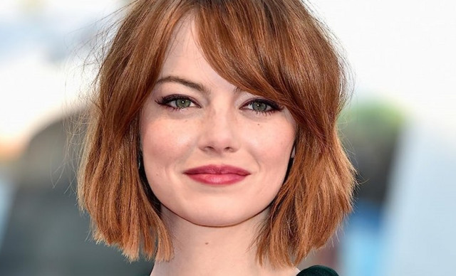 Αγνώριστη η Emma Stone: Η δροσερή αλλαγή που έκανε στο hairlook της