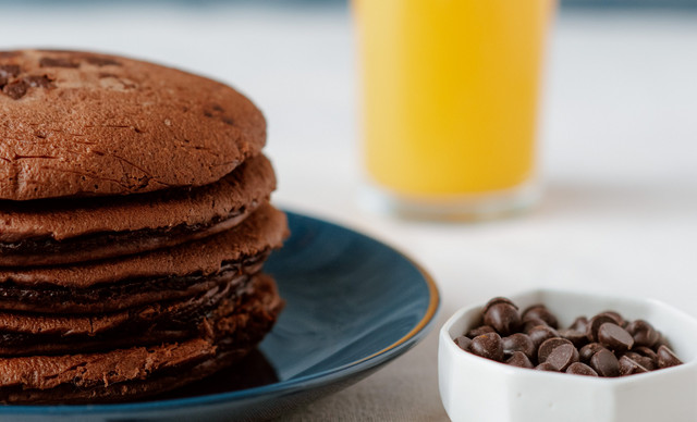 Η συνταγή για τα viral chocolate chip pancakes που μπορείς να κάνεις για πρωινό