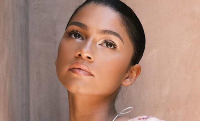 Zendaya: Μας έδειξε τη νέα τεχνική εφαρμογής του highlighter στο πρόσφατο beauty look της