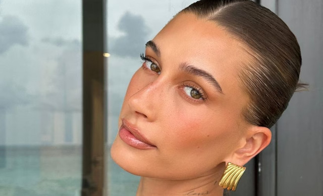 Hailey Bieber: Το μολύβι χειλιών που χρησιμοποιεί είναι απίστευτα οικονομικό