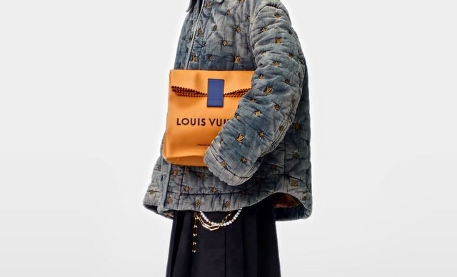 Louis Vuitton: Η “sandwich bag” του οίκου θυμίζει χάρτινη σακούλα αλλά κοστίζει πολλά περισσότερα