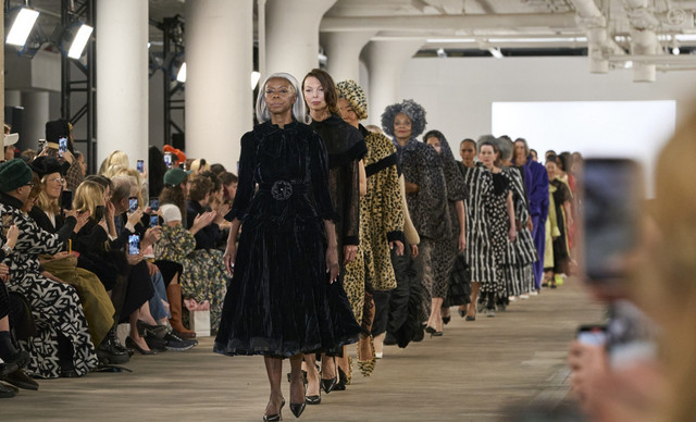 NYFW: Σε αυτό το ντεφιλέ περπάτησαν μόνο μοντέλα ανώ των 40 ετών