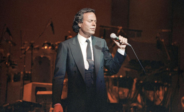 Η ζωή του Julio Iglesias γίνεται σειρά στο Netflix