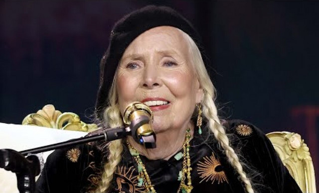 Joni Mitchell: Τραγούδησε στα 80 της στα Grammys 2024