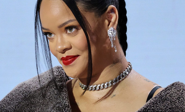 Rihanna: Ποζάρει σαν  καθολική καλόγρια και προκαλεί αντιδράσεις