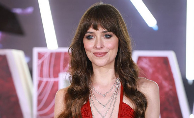 Dakota Johnson: Ο Chris Martin της έκανε πρόταση γάμου μετά από έξι χρόνια σχέσης