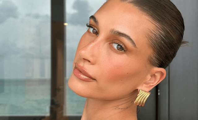 Hailey Bieber: Υιοθέτησε ένα ακόμη μανικιούρ που θα γίνει η επόμενη μεγάλη τάση