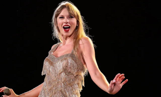 Taylor Swift: Ατύχημα επί σκηνής – Λύθηκε το φόρεμα της ενώ τραγουδούσε