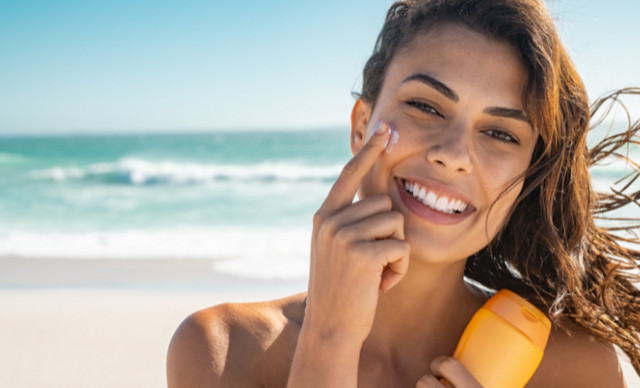 Beach Days: 5 αντηλιακά προσώπου για υψηλή προστασία από τον ήλιο