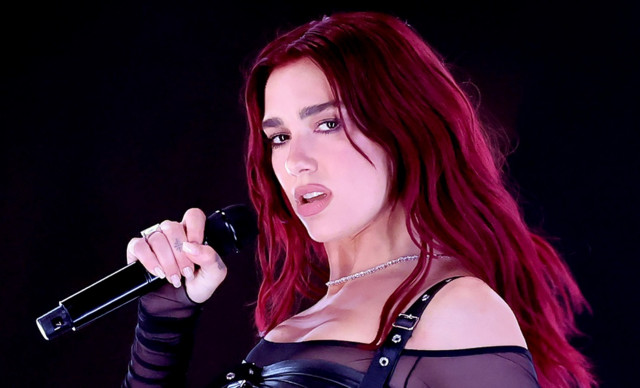 Η Dua Lipa μετέτρεψε ένα λευκό τοπ σε μίνι φούστα