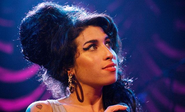 Amy Winehouse: 13 χρόνια από τον θανατό της – Το ανυπέρβλητο ταλέντο και η εξάρτηση από το αλκόολ