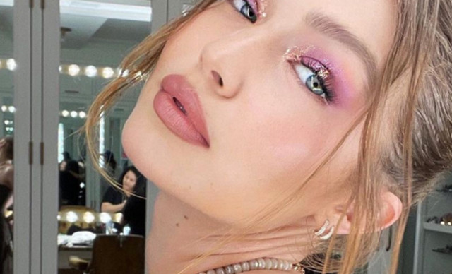 Gigi Hadid: Έχει το τέλειο ρουζ για sun-kiss makeup και κοστίζει λιγότερο από 15 ευρώ