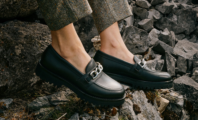 Τα loafers είναι το must-have item της σεζόν και προτείνουμε 3 Zara σχέδια μέχρι 60 ευρώ