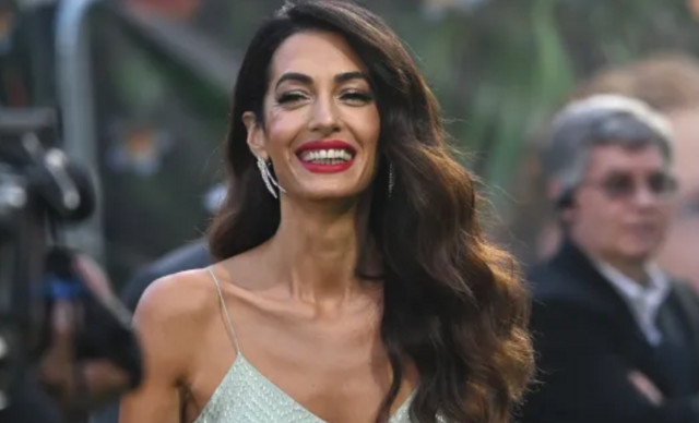 Φεστιβάλ Βενετίας: Η Amal Clooney φόρεσε το ίδιο φόρεμα που είχε βάλει και πέρσι