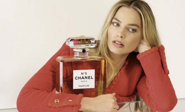 Η Margot Robbie είναι το νέο πρόσωπο του Chanel N°5