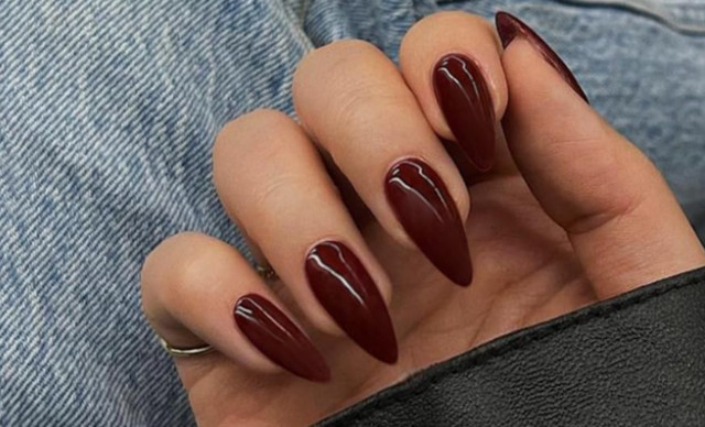 Burgundy Nails: Πώς να υιοθετήσεις την απόλυτη τάση στα νύχια για το φθινόπωρο