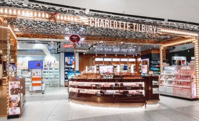 Η Charlotte Tilbury Beauty “προσγειώθηκε” στο Αεροδρόμιο της Λάρνακας για ένα μαγικό ταξίδι σε προϊόντα ομορφιάς