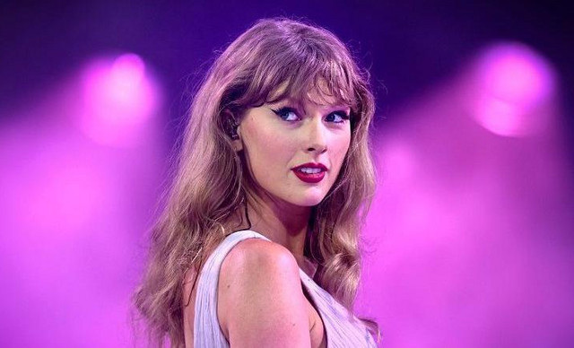 Taylor Swift: Άνδρας αγόρασε σε δημοπρασία κιθάρα της και την κατέστρεψε