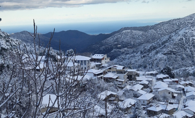 Τα ορεινά χωριά της Κύπρου «ντύθηκαν» στα λευκά! – Μαγευτικές εικόνες που θα σας εντυπωσιάσουν