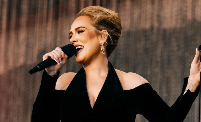 Adele: Κατέρρευσε στα παρασκήνια συναυλίας της