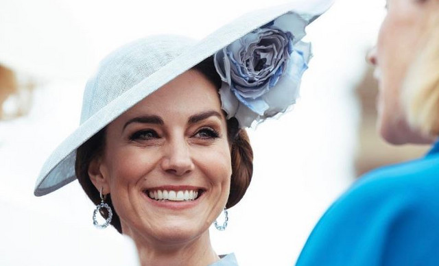 Kate Middleton: Όταν ο αέρας σήκωσε το φόρεμά της και ο φακός «κλίκαρε» τη royal αντίδρασή της