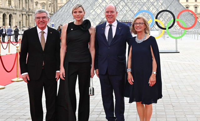 Βασίλισσες στο Παρίσι για τους Ολυμπιακούς Αγώνες – Τι φόρεσαν Σαρλίν, Λετίθια και Μαίρη της Δανίας σε επίσημο δείπνο