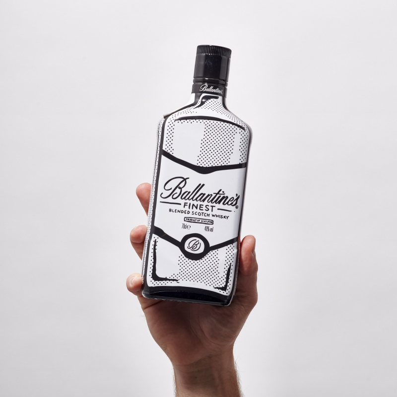 Ballantine’s STAY TRUE Διά χειρός Joshua Vides το εμβληματικό σκωτσέζικο μπουκάλι… επιστρέφει  σε ασπρόμαυρη συλλεκτική έκδοση!