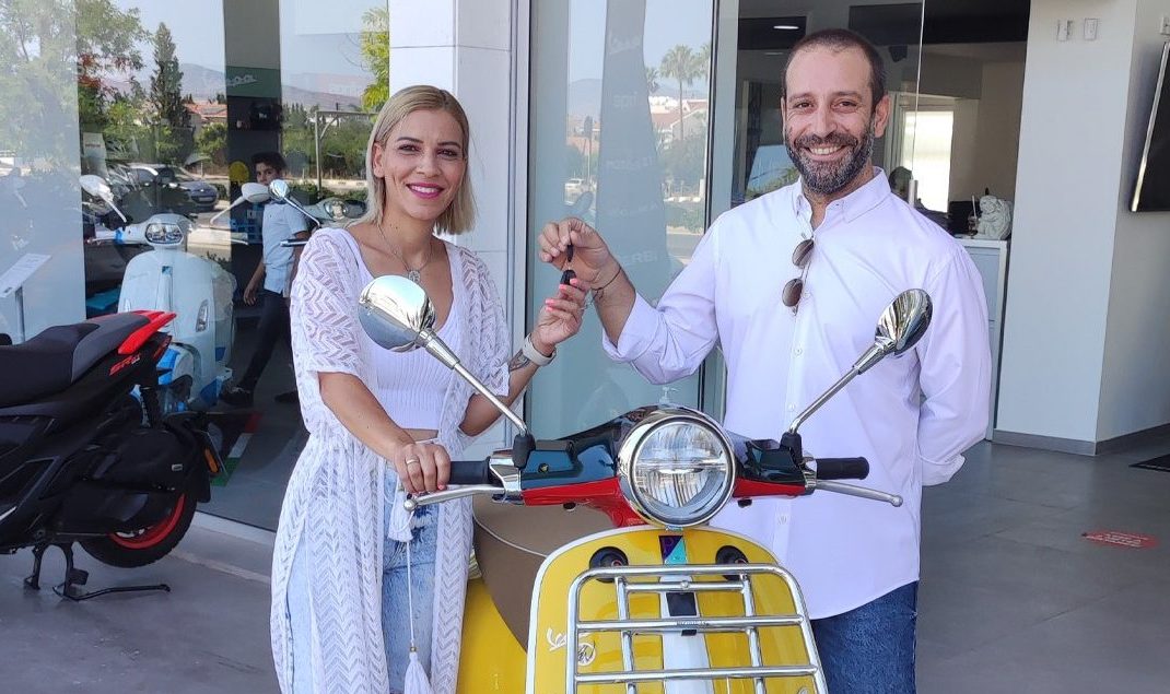 Πήρε τη Vespa, τον Costa Coffee της και… άρχισε τις βόλτες