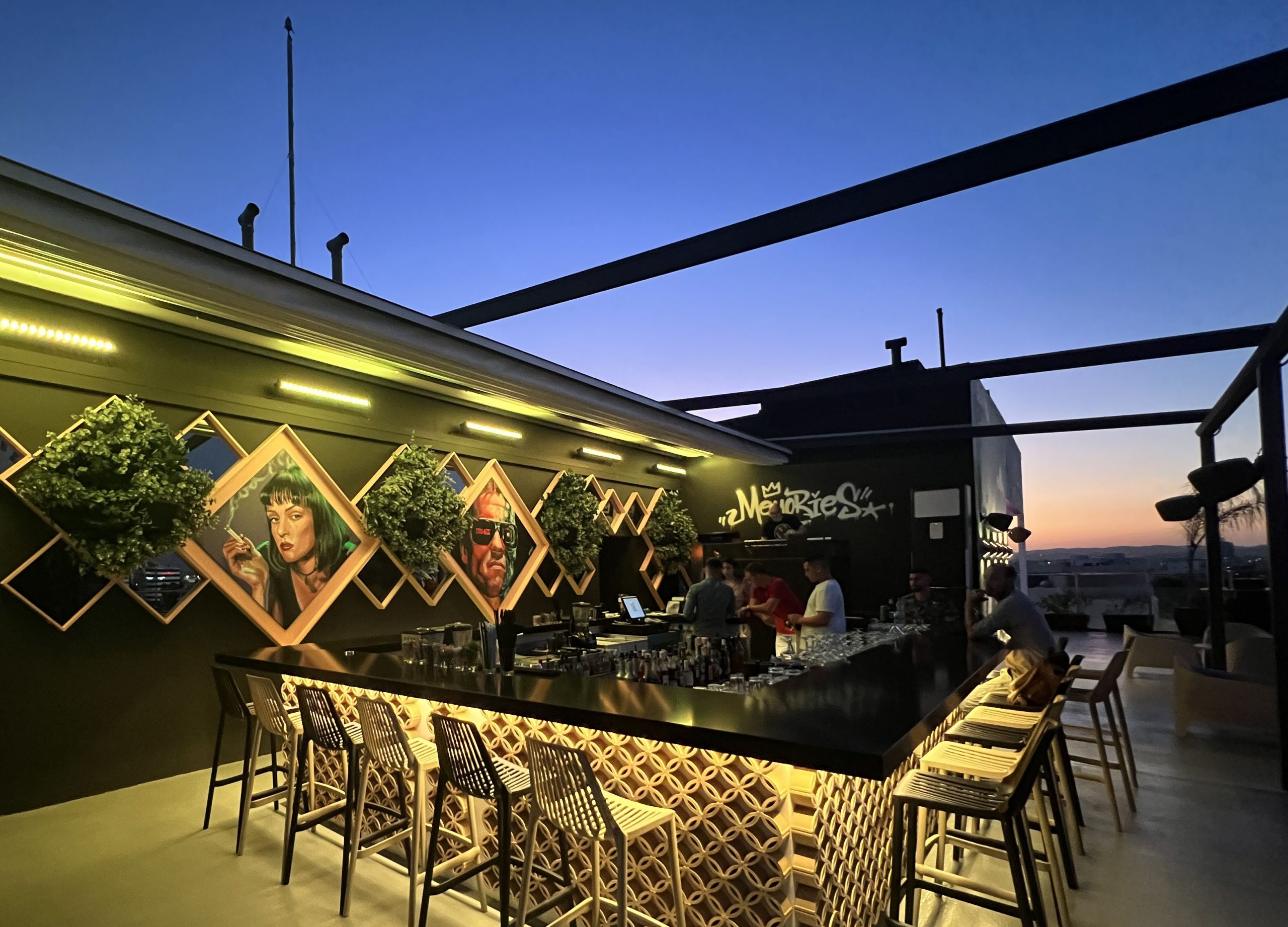 Καλοκαίρι στην ταράτσα του MEMORIES Rooftop Bar με θέα την πόλη της Λάρνακας.