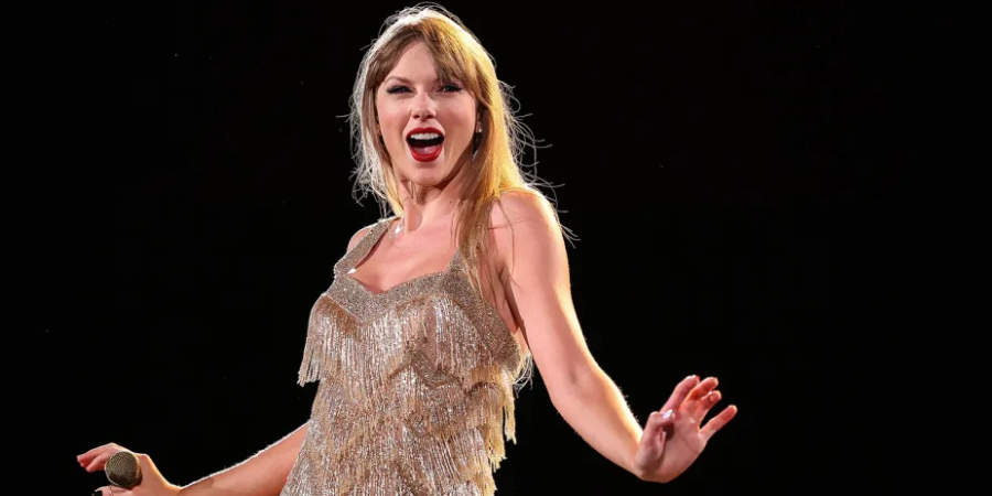 Taylor Swift: Ατύχημα επί σκηνής – Λύθηκε το φόρεμα της ενώ τραγουδούσε