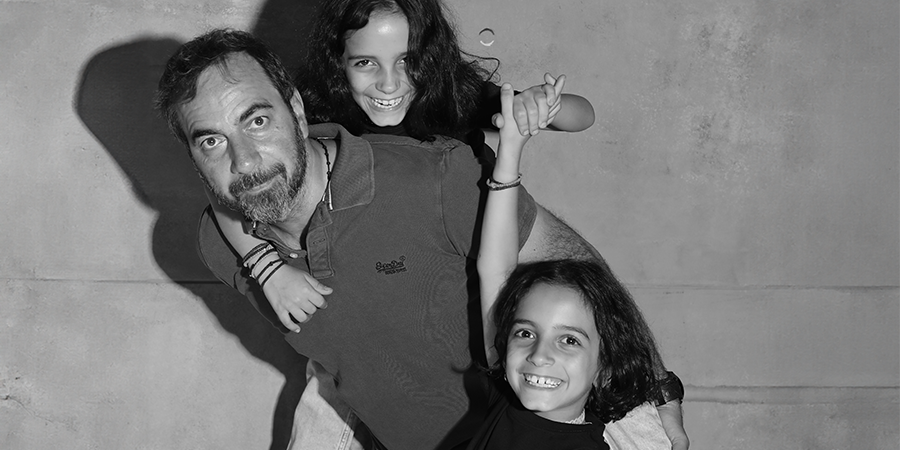 Λώρης Λοϊζίδης: Φωτογραφίζεται με τις δίδυμες κόρες του και μιλά για το ρόλο του ως πατέρας