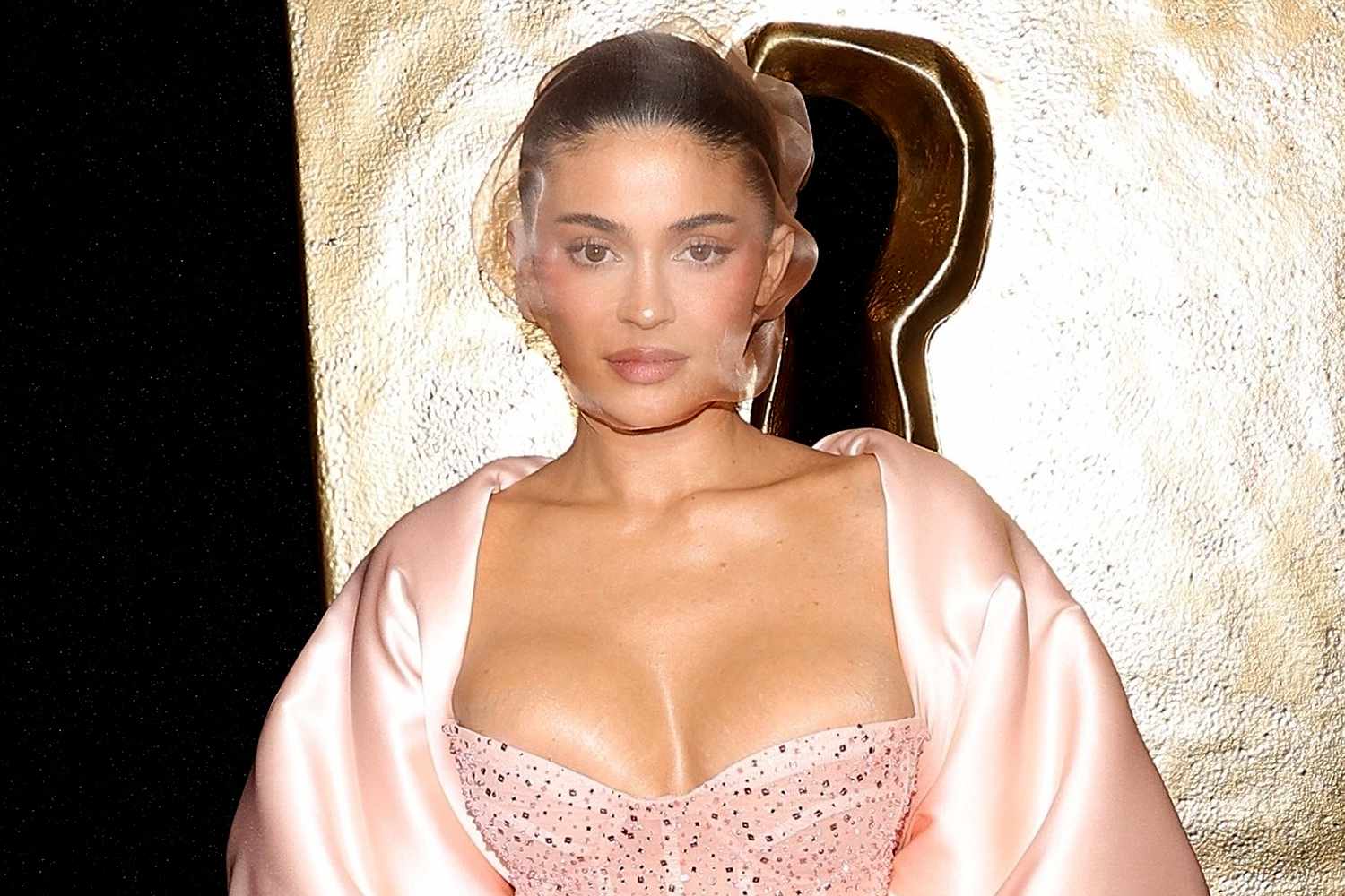 H Kylie Jenner μας “συστήνει” το pink bridal trend
