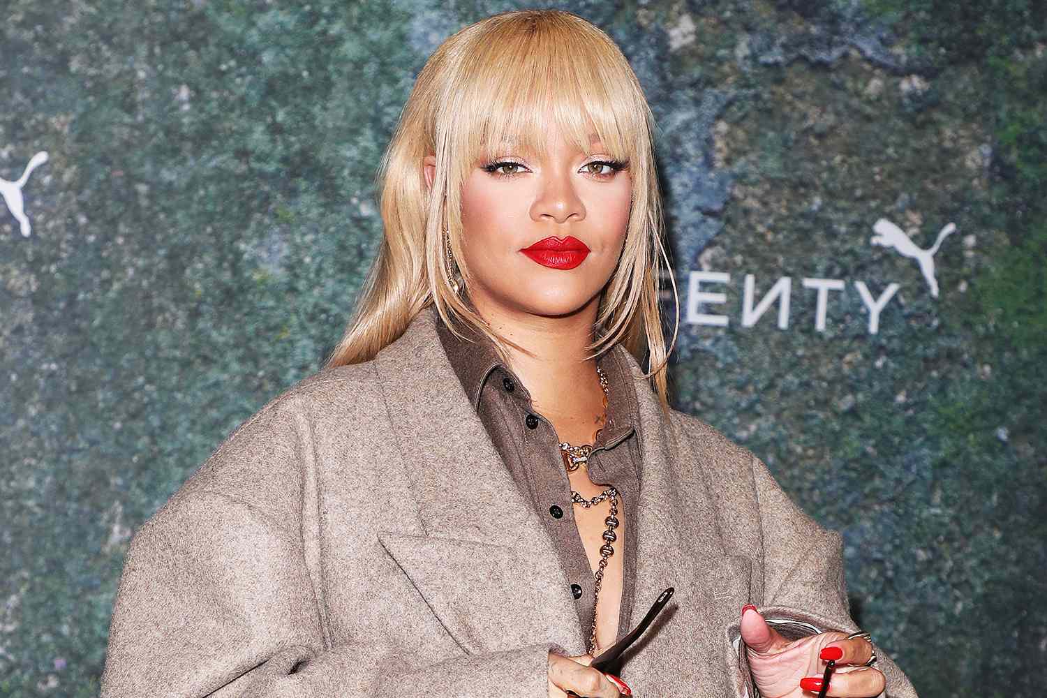 Rihanna: Λανσάρει σειρά με προϊόντα περιποίησης μαλλιών