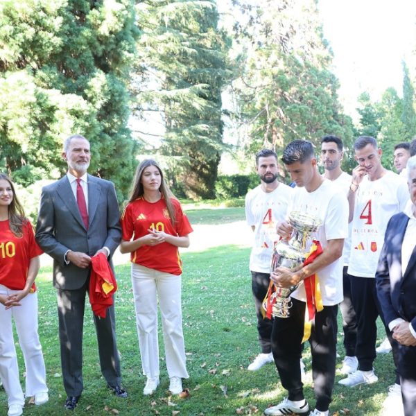 Η ισπανική βασιλική οικογένεια υποδέχτηκε τους νικητές του Euro – Ντυμένη στα κόκκινα η Λετίθια