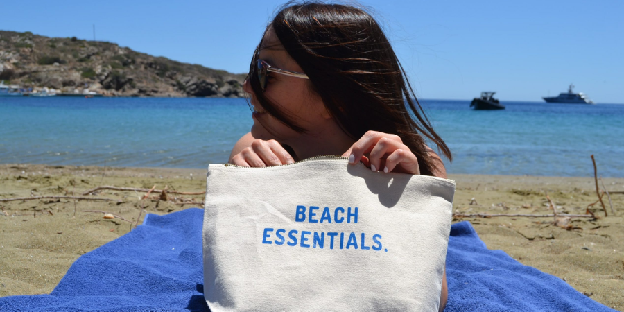 5+1 προϊόντα που δεν πρέπει να λείπουν από το νεσεσέρ που θα πάρεις μαζί σου στην παραλία