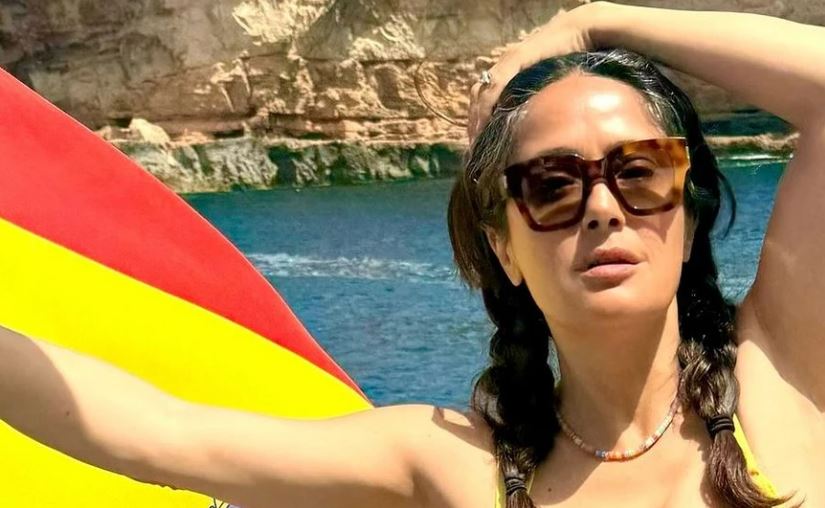 Salma Hayek: Εντυπωσιάζει με μπικίνι στα 57 της