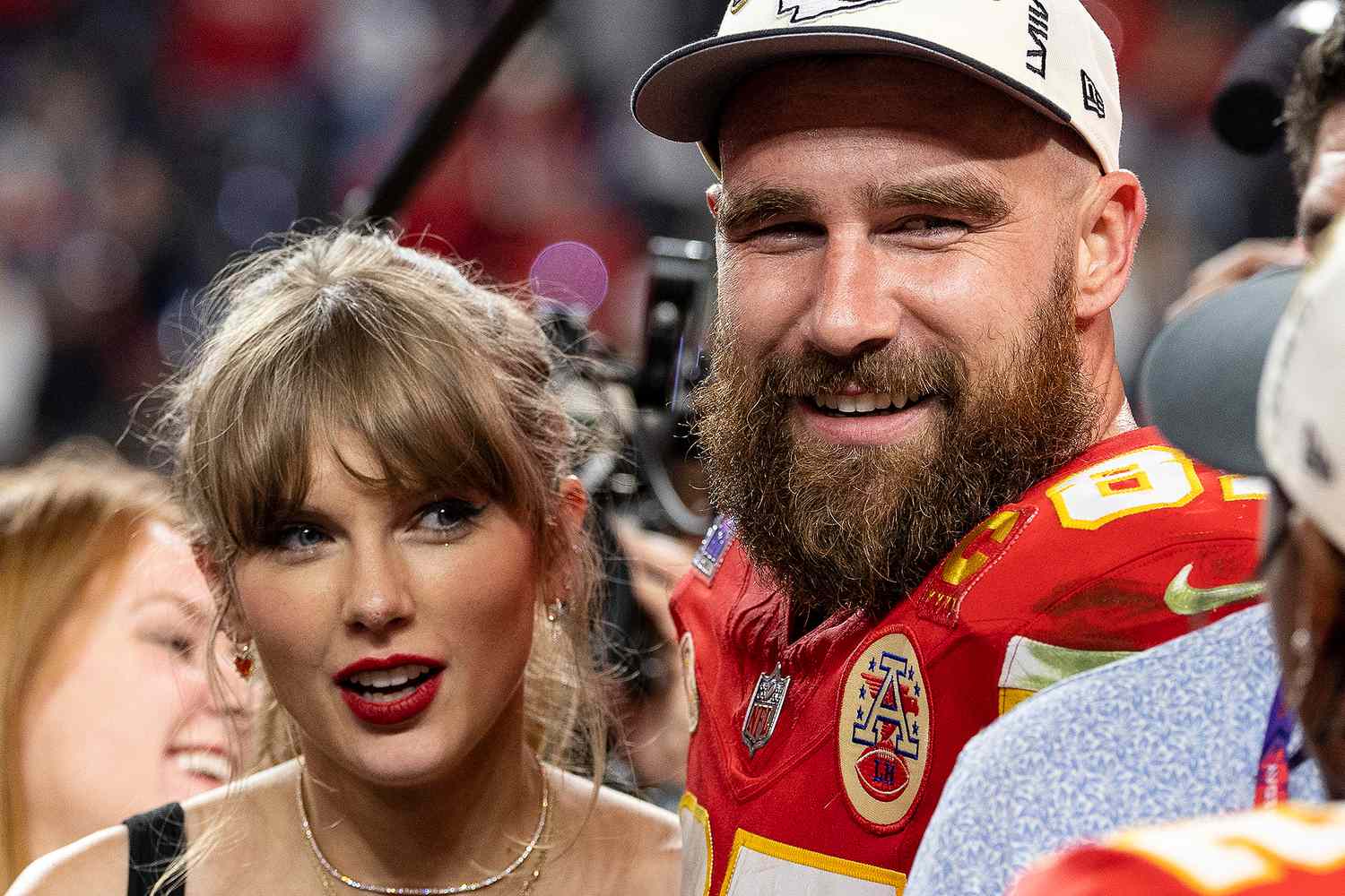 Η Taylor Swift τραγουδούσε στην αγκαλιά του Travis Kelce στον τελικό του US Open