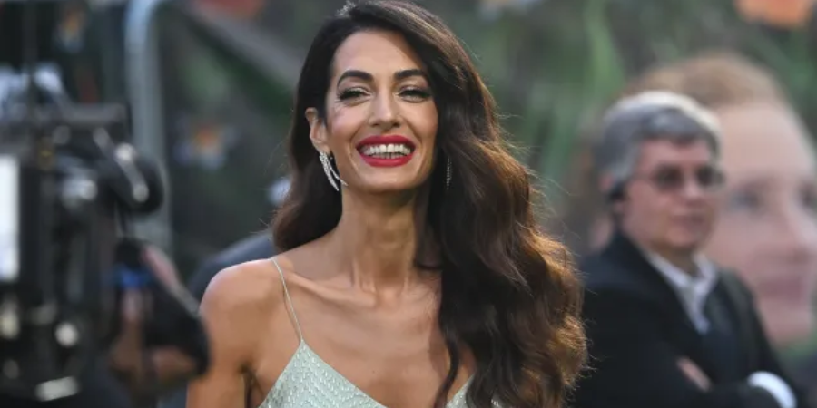 Φεστιβάλ Βενετίας: Η Amal Clooney φόρεσε το ίδιο φόρεμα που είχε βάλει και πέρσι