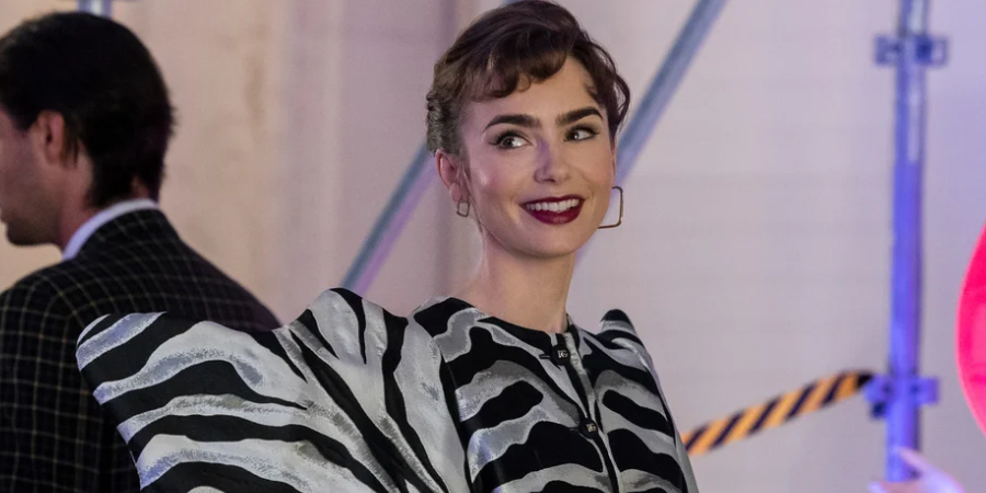 Aυτό είναι το πιο επικό look της Lilly Collins στο “Emily in Paris” σύμφωνα με την make-up artist της