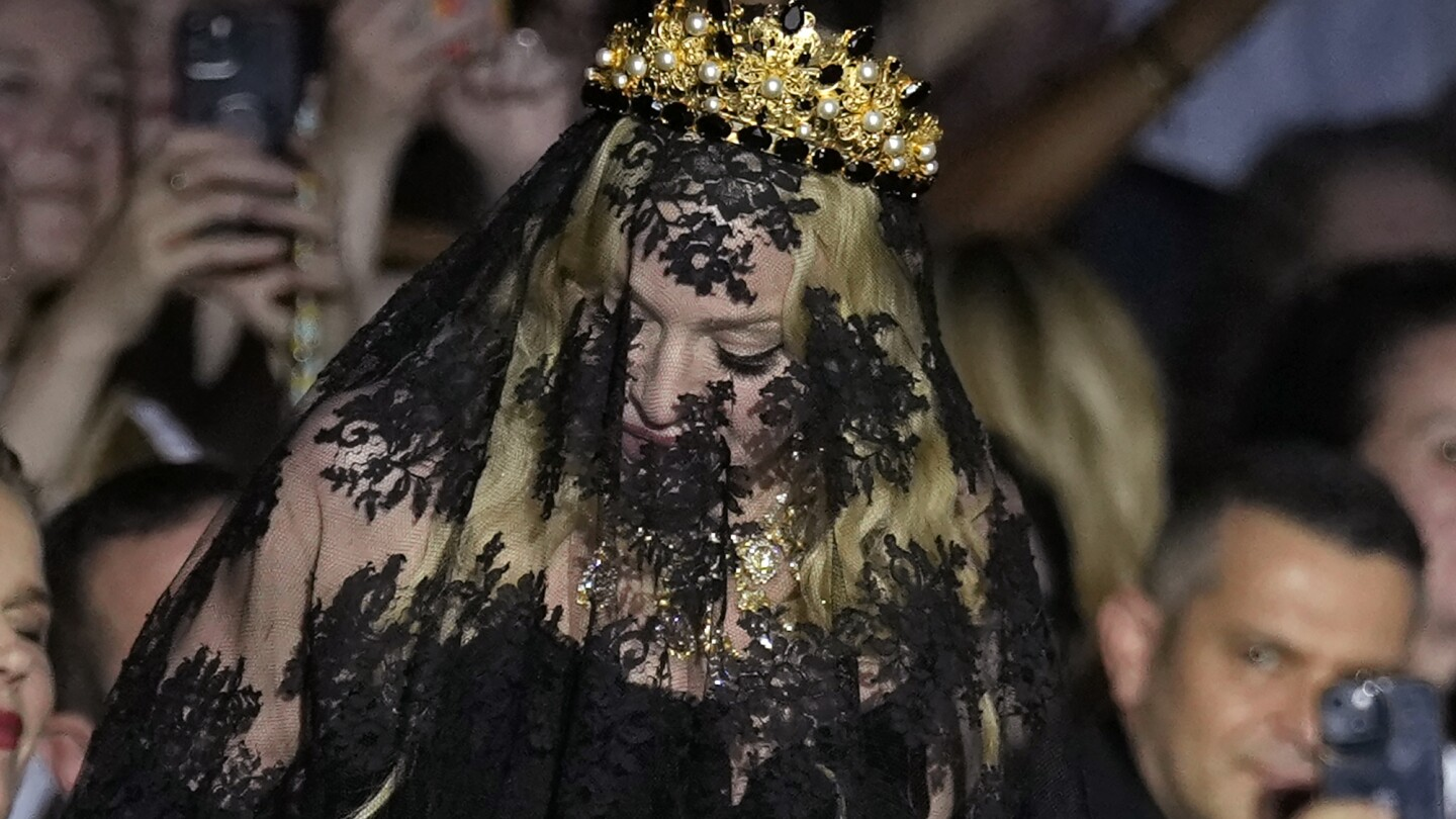 Η Madonna εμφανίστηκε στο show του οίκου Dolce & Gabbana που ήταν αφιερωμένο σε αυτή