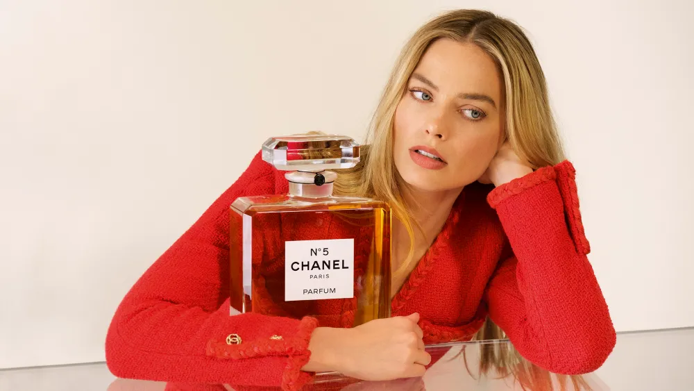 Chanel No 5: Το νέο διαφημιστικό του θρυλικού αρώματος με την Margot Robbie