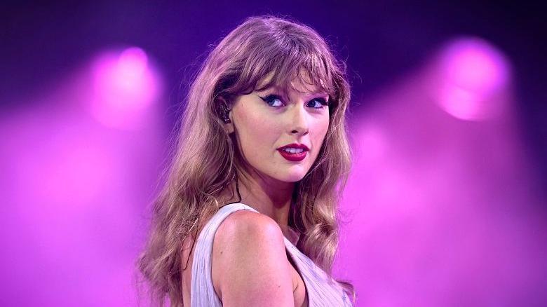 Taylor Swift: Άνδρας αγόρασε σε δημοπρασία κιθάρα της και την κατέστρεψε