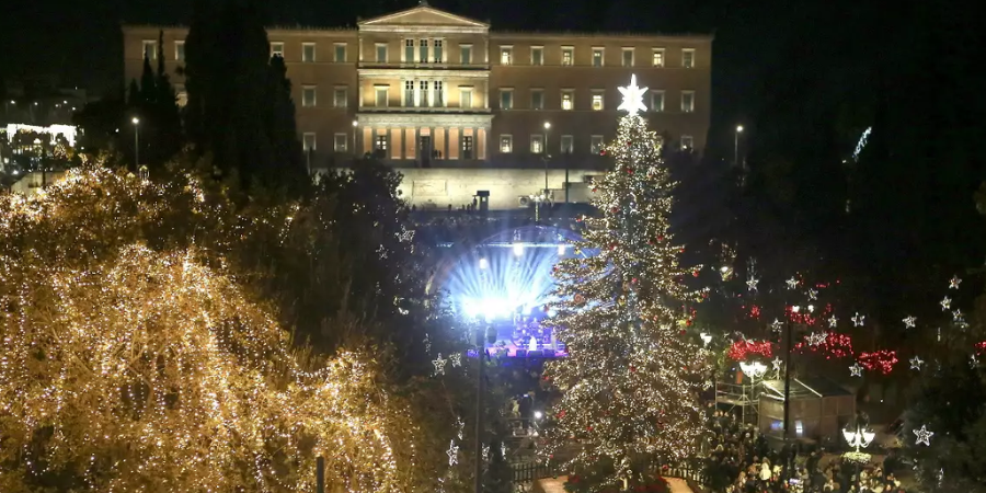 Η Αθήνα «φόρεσε» τα γιορτινά της – Μοναδικές εικόνες από την Πλατεία Συντάγματος