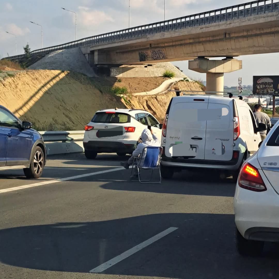 Απίστευτο κι όμως… κυπριακό! Έκατσε με την καρέκλα του στη μέση του highway, χαμός λόγω κίνησης