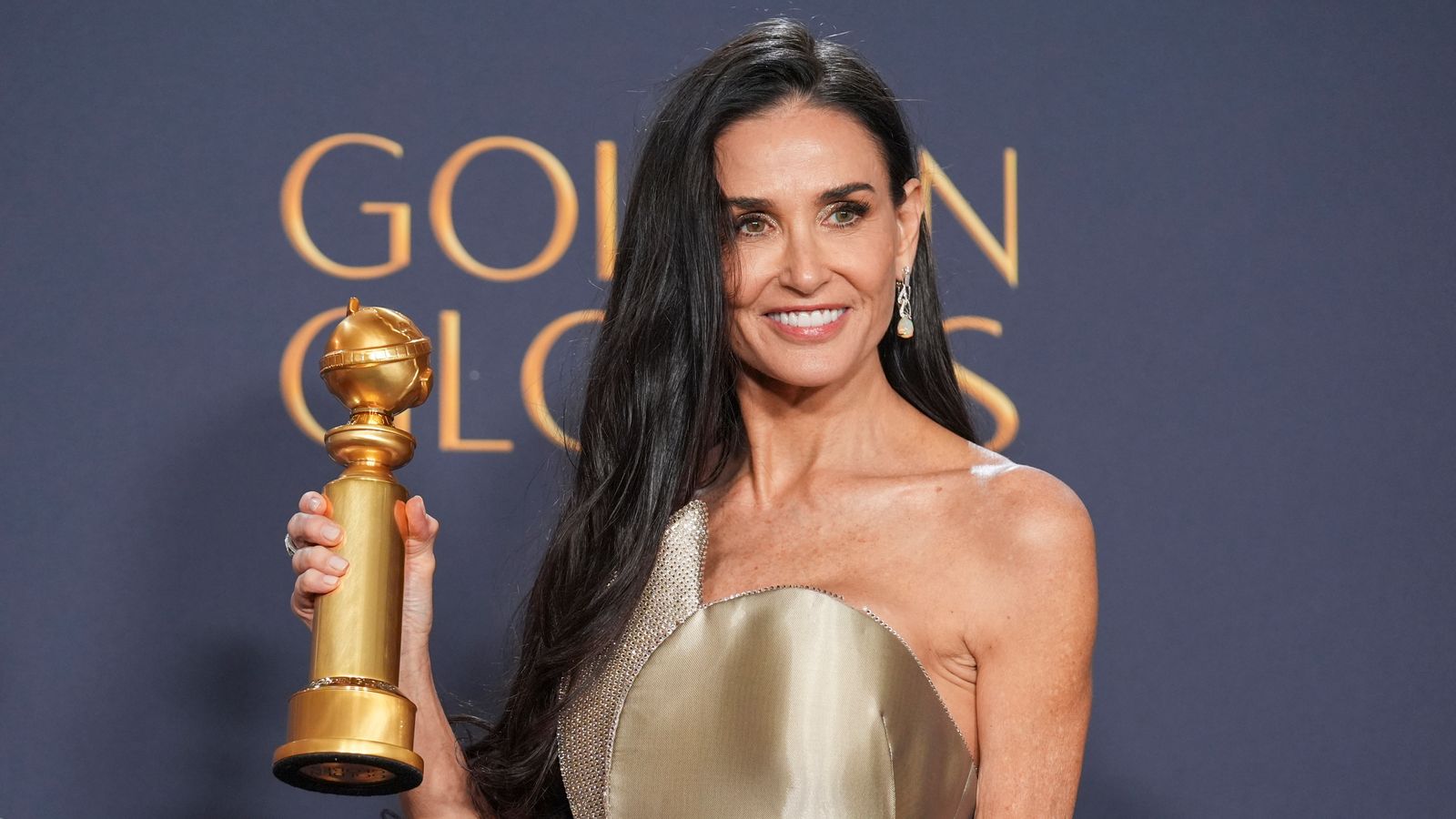 Demi Moore: Κατακτά την πρώτη της Χρυσή Σφαίρα: «Το σύμπαν μου είπε ότι δεν τελείωσα»