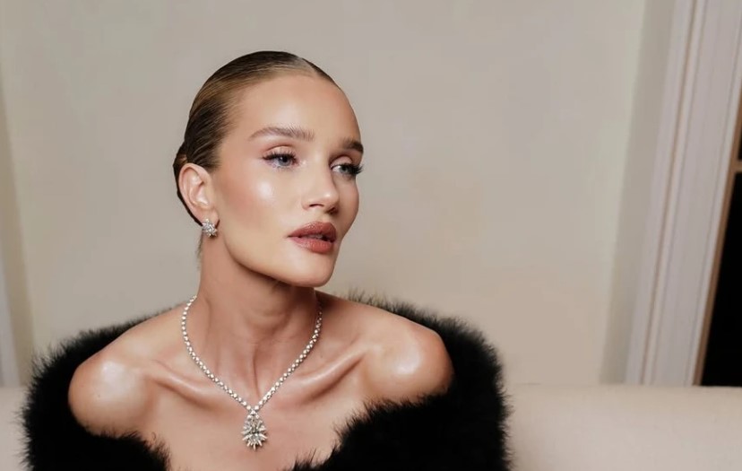 Rosie Huntington Whiteley: Με σέξυ δερμάτινο κορμάκι υπαγορεύει την πιο hot τάση