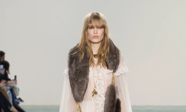 Chloé Winter 2025: Η «χρυσή εποχή» του boho-chic